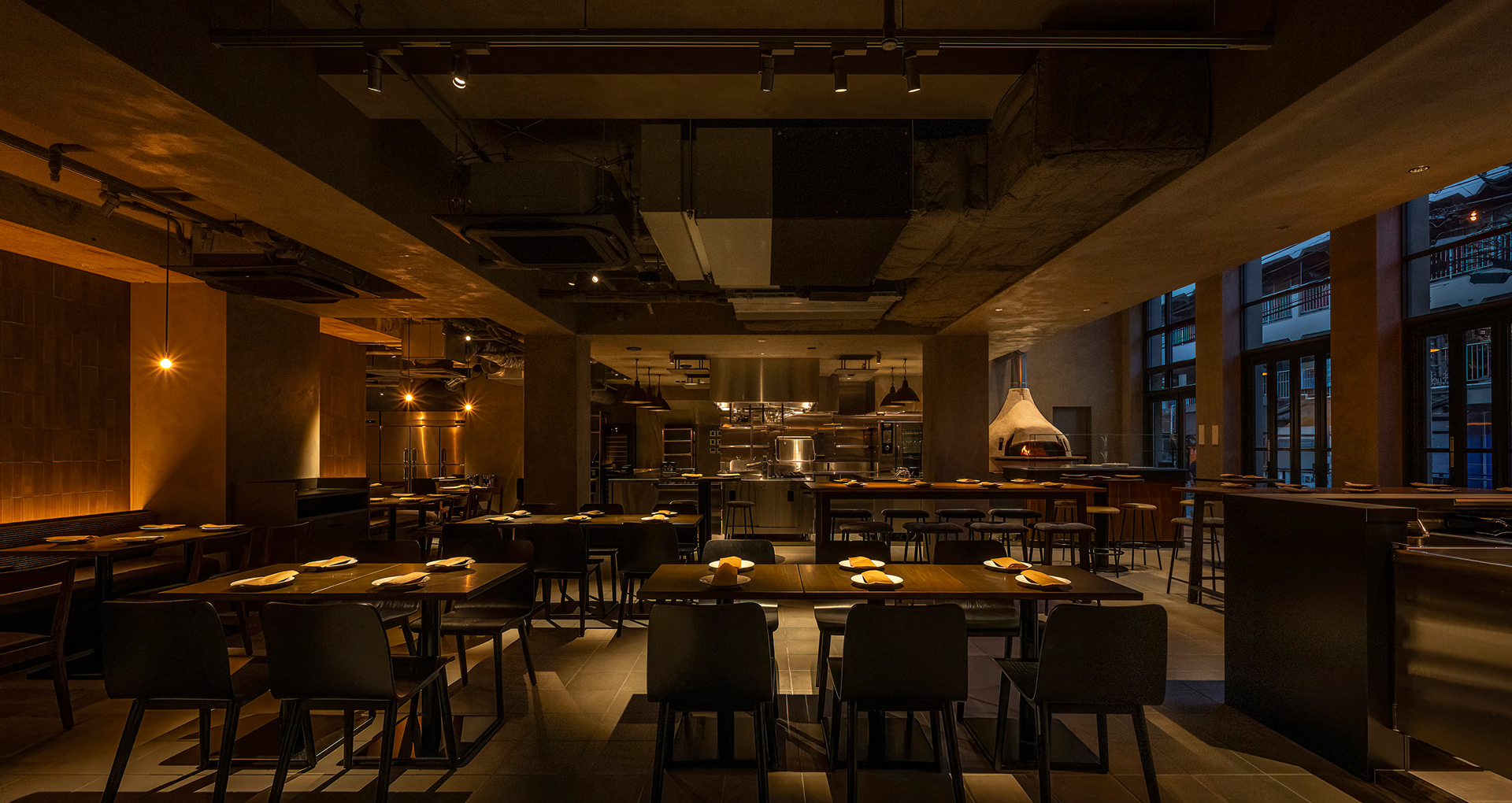 THE KNOT FUKUOKA Tenjin — 福岡市中央区大名 · 1階のオールデイダイニングMORETHAN、石窯とオープンキッチン