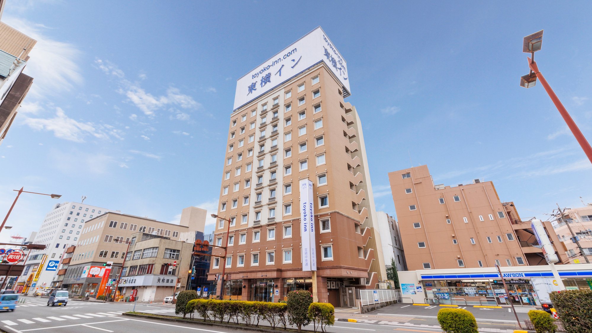 東横INN宮崎中央通 — 宮崎市中央通 · 通りから見た建物の外観と屋上の東横イン看板