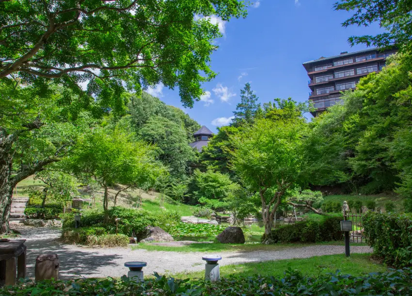 わらや仁泉 — 神戸市北区有馬町 · 約1万坪の日本庭園と本館の外観（公式サイト掲載写真）