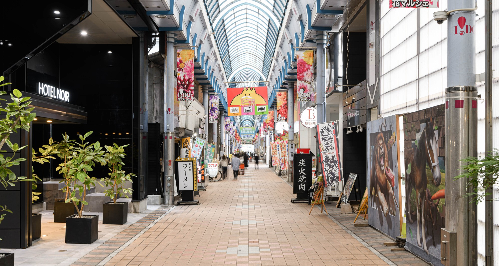 HOTEL NOIR（ホテルノイル）鹿児島中央駅 — 鹿児島市中央町 · 屋根付きアーケード街に面した入口、2024年1月開業の全93室