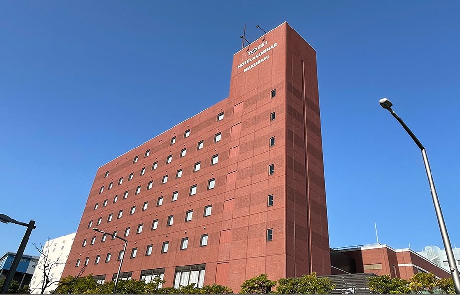 トーセイホテル＆セミナー幕張 — 習志野市茜浜 · 2020年に79室の研修施設を137室へ改装した地上8階の外観