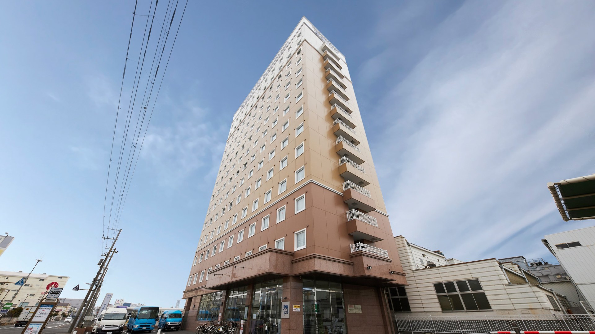 東横INN千葉幕張 — 千葉市美浜区新港 · 2021年開業、客室246室・平置き駐車場を備えたビジネスホテルの外観