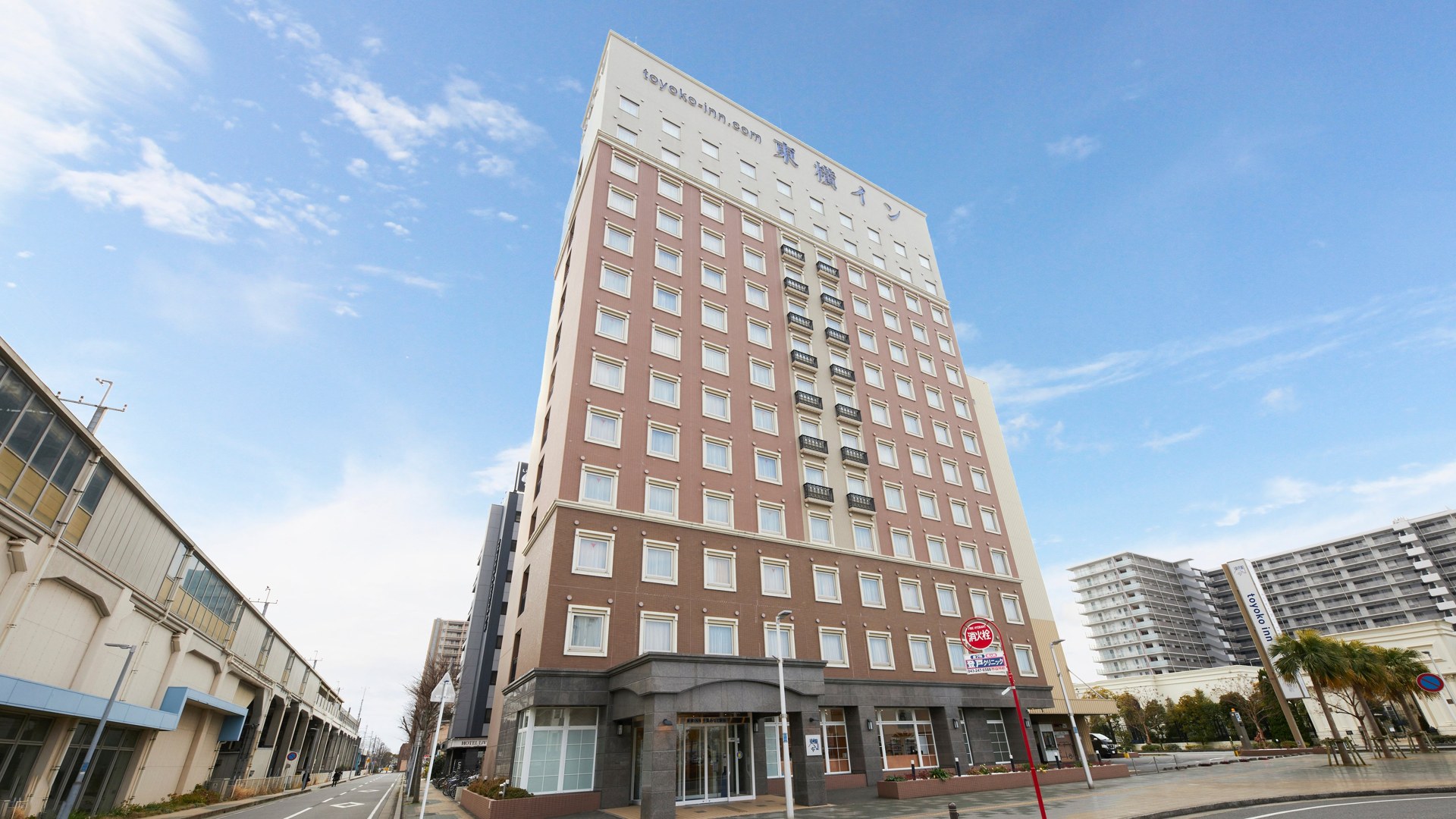 東横INN千葉みなと駅前 — 千葉市中央区中央港 · 京葉線・千葉都市モノレール千葉みなと駅前に立つビジネスホテルの外観